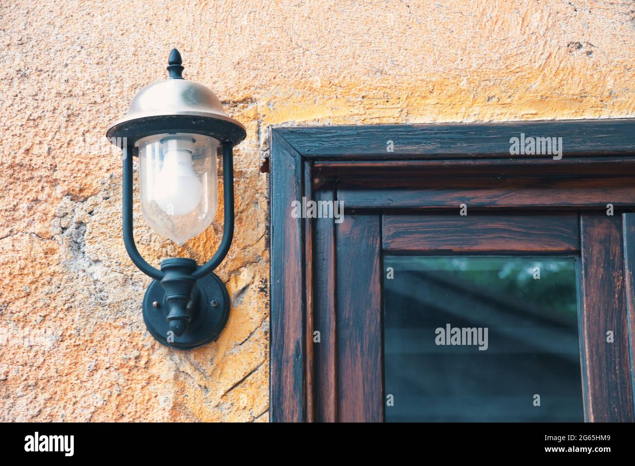 Mur rustique avec lampe et une partie de fenêtre Banque D'Images