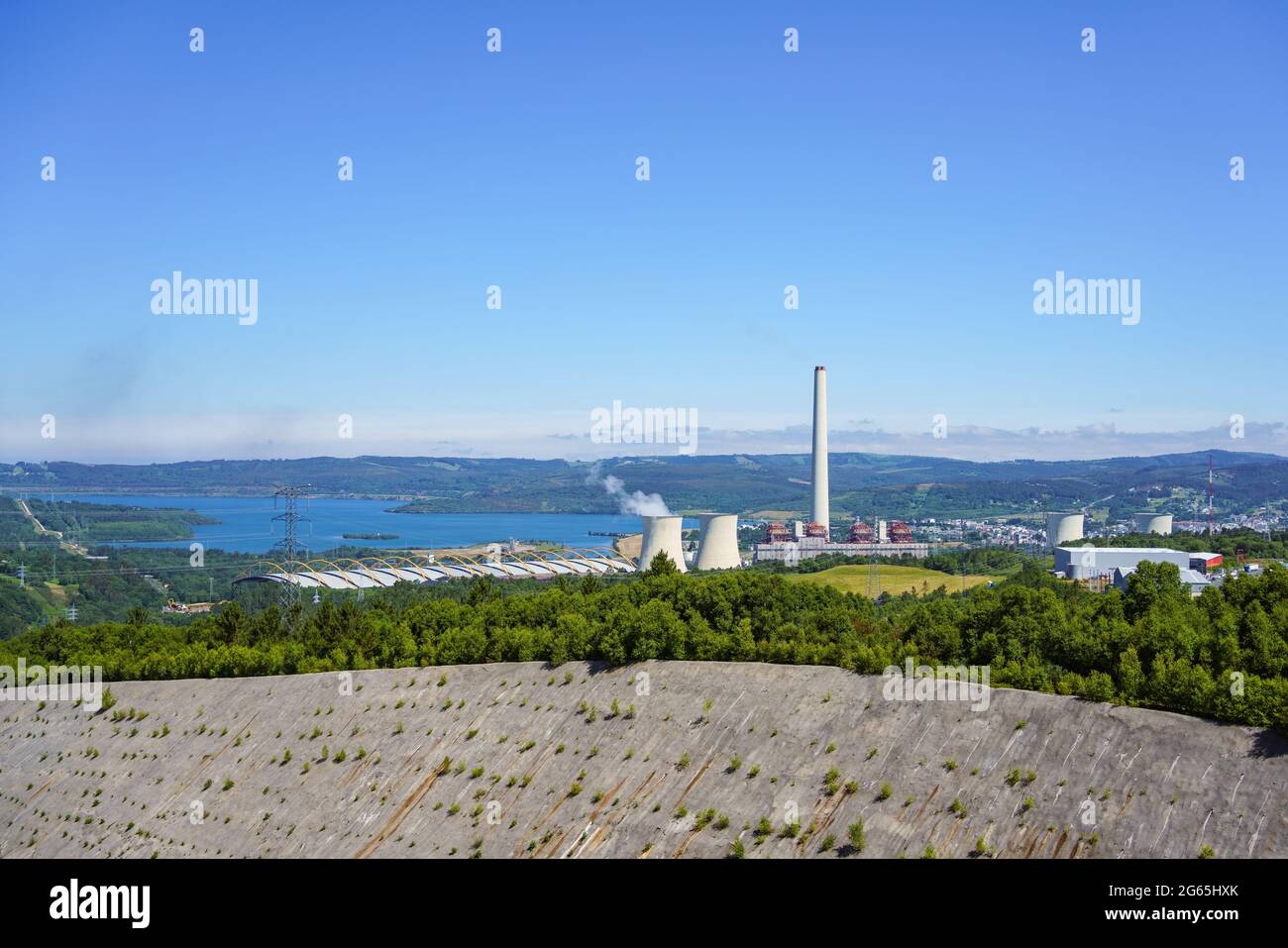 Centrale thermique pour la production d'électricité dans l'environnement naturel. Comme Pontes de Garcia Rodriguez, Galice, Espagne. Banque D'Images