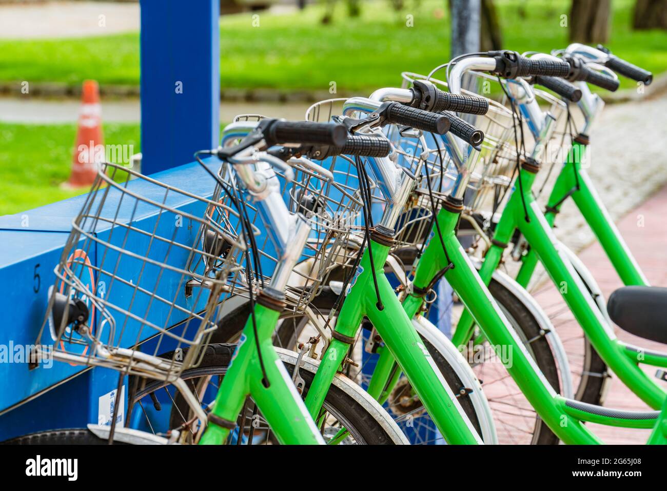 Vélos verts de suite. Mobilité urbaine durable. Banque D'Images