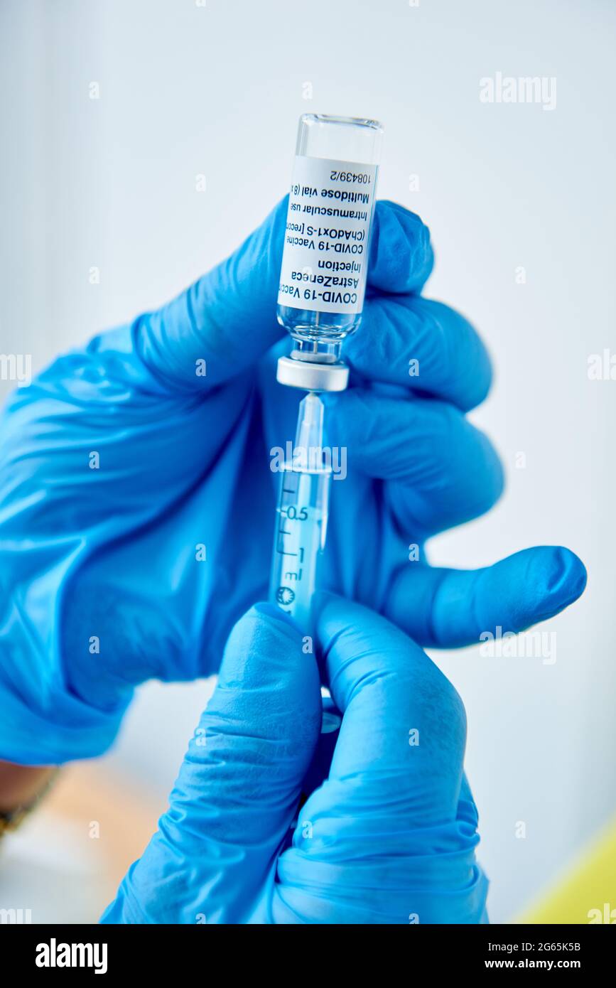 Flacon et seringue du vaccin AstraZeneca COVID-19. Banque D'Images