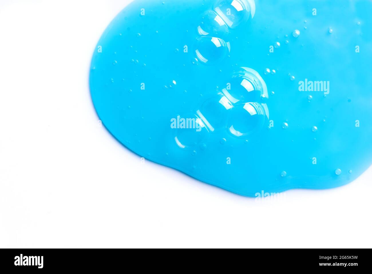 Texture bleue de shampooing ou de gel douche isolée sur fond blanc. Produit cosmétique Blue Gel avec bulles. Banque D'Images