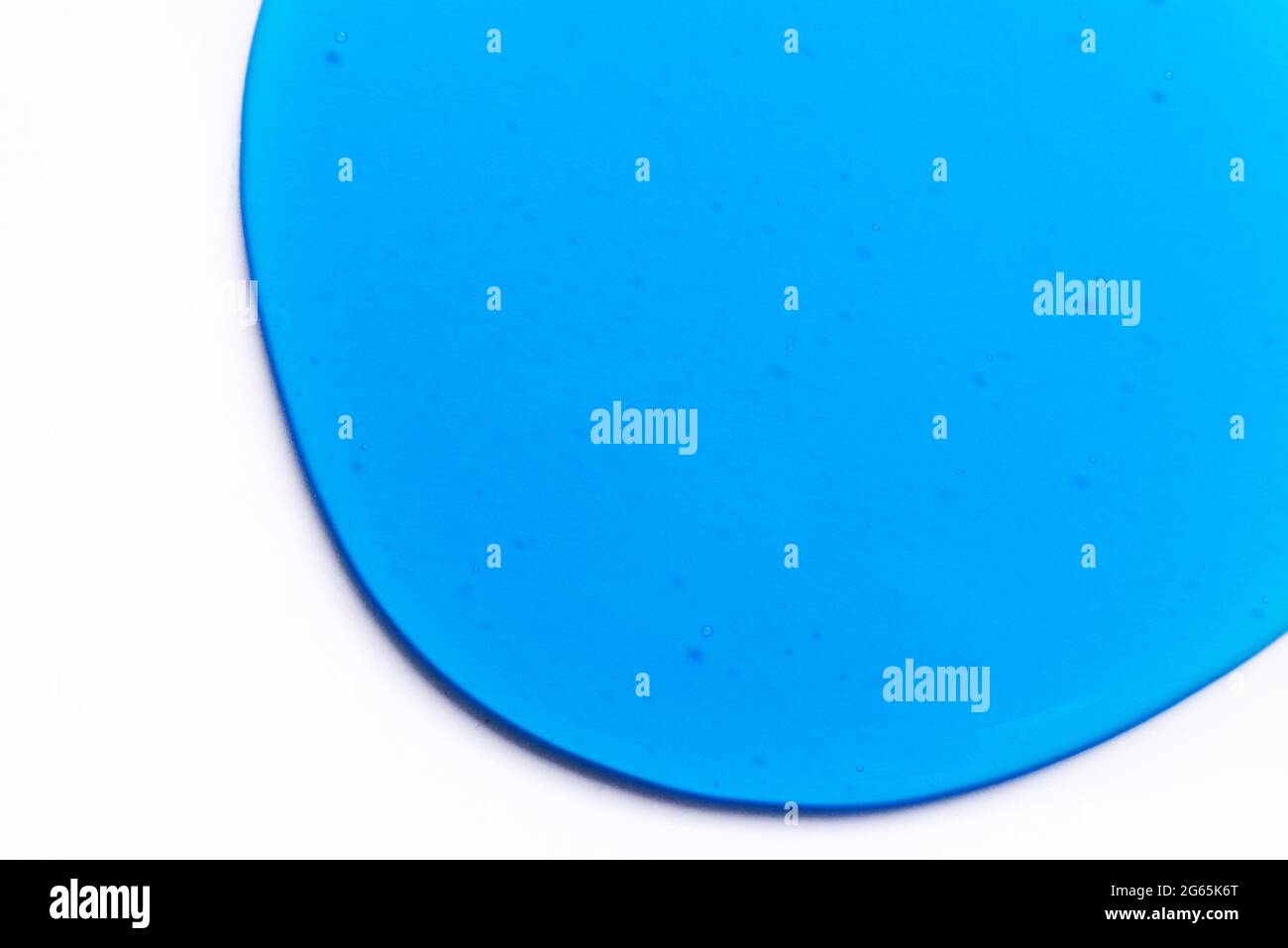 Texture bleue de shampooing ou de gel douche isolée sur fond blanc. Goutte de produit cosmétique Blue Gel. Banque D'Images