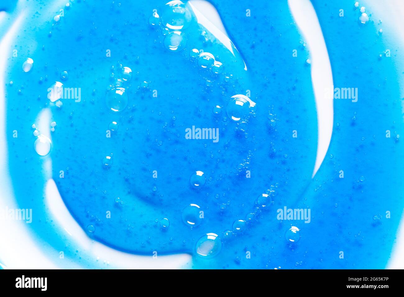 Gros plan sur la texture du shampooing bleu ou du gel douche. Produit cosmétique Blue Gel avec bulles. Banque D'Images