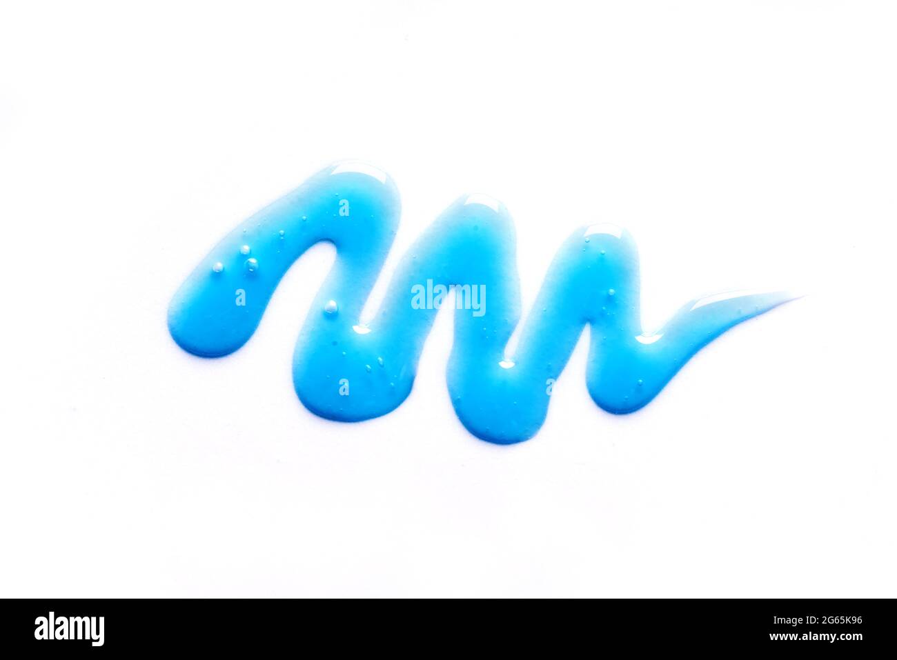 Goutte d'échantillon de shampooing bleu ou de gel douche isolée sur fond blanc. Nuance de produit cosmétique Blue Gel. Banque D'Images