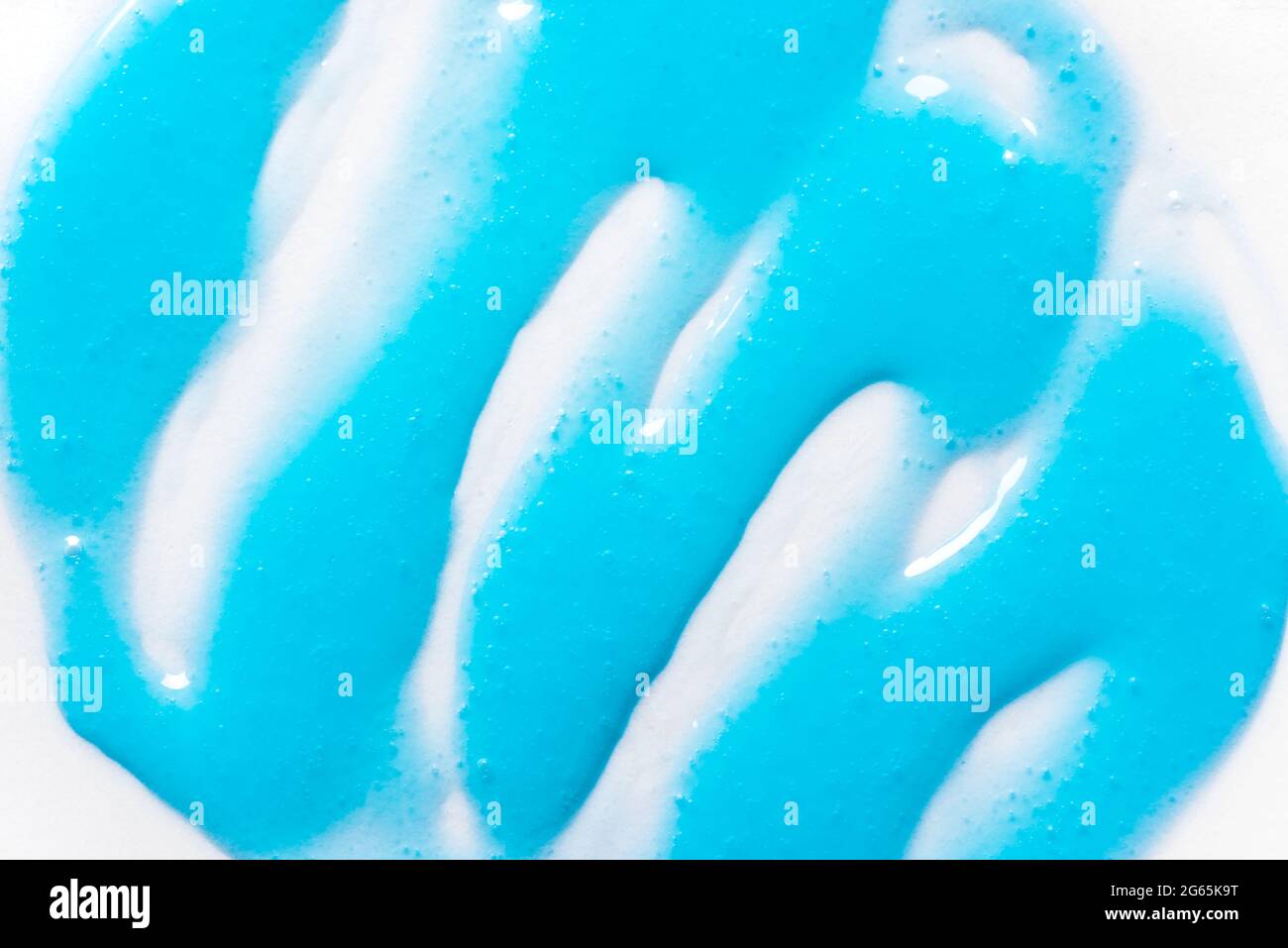 Texture bleue de shampooing ou de gel douche isolée sur fond blanc. Échantillon de produit cosmétique Blue gel. Banque D'Images