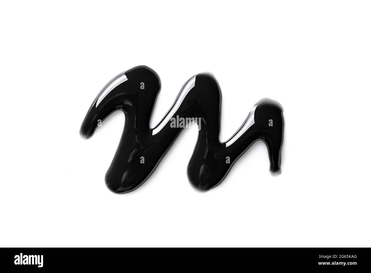 Échantillon de gel cosmétique noir isolé sur fond blanc. Gros plan sur la texture du masque noir anthracite. Banque D'Images