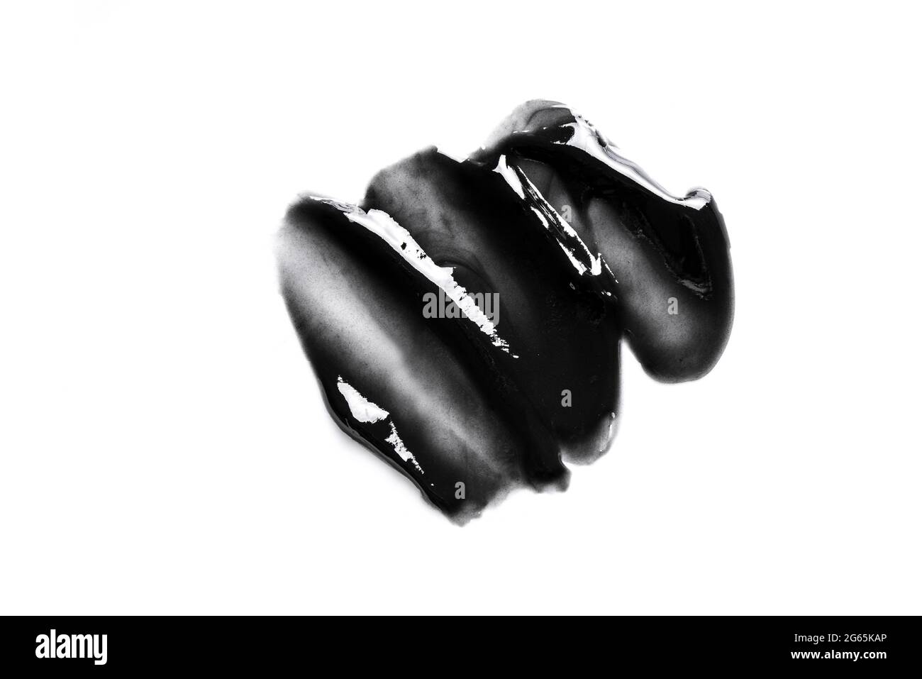 Échantillon de gel cosmétique noir isolé sur fond blanc. Gros plan sur les contours de texture du masque noir anthracite. Banque D'Images