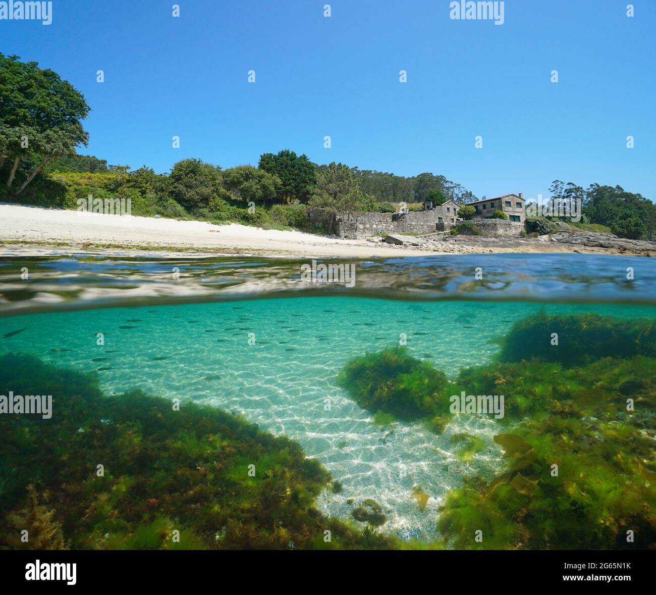 Espagne Galice côte Atlantique, plage vue partagée sur et sous la surface de l'eau, Cangas de Morrazo, province de Pontevedra, Praia de Temperan Banque D'Images