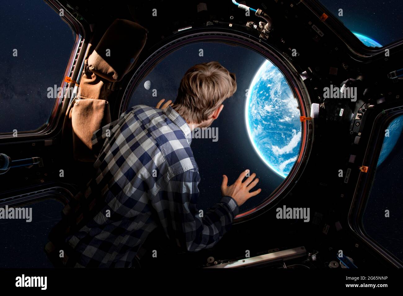 jeune touriste de l'espace devant la fenêtre des navettes spatiales. éléments de cette image fournis par la nasa Banque D'Images