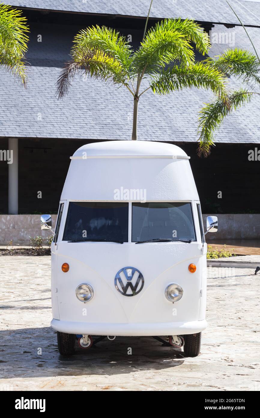 Bavaro, République dominicaine - 15 janvier 2020: Vue de face de la camionnette Volkswagen de type 2 vintage blanche, modification de bus commercial personnalisé. Vehi commercial léger Banque D'Images