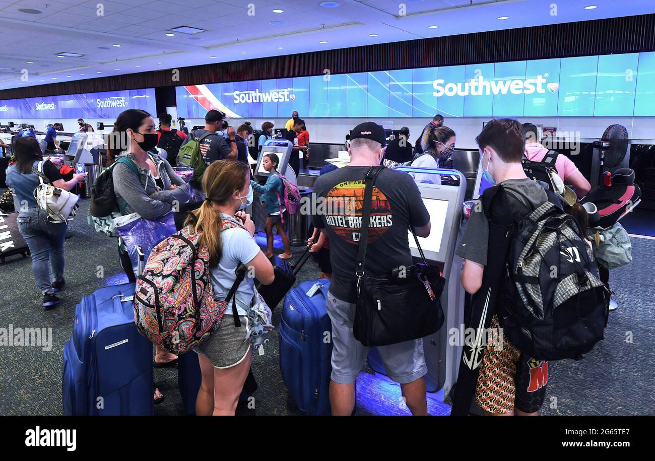 Orlando, États-Unis. 02 juillet 2021. Les voyageurs s'enregistrer pour un vol Southwest Airlines à l'aéroport international d'Orlando alors que le week-end de vacances du 4 juillet commence. Les Américains devraient voyager en nombre record au cours de la fête de l'indépendance. Crédit : SOPA Images Limited/Alamy Live News Banque D'Images