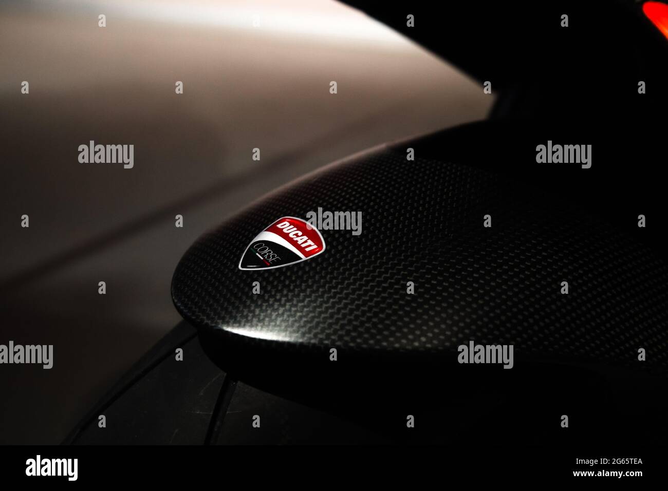 Saint-Pétersbourg, Russie - 3 avril 2019 : le logo de Ducati Corse est sur une cagoule de vélo de sport en carbone, gros plan Banque D'Images