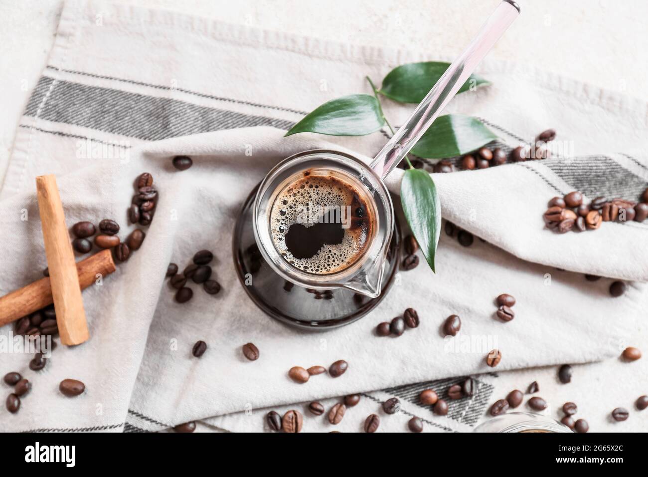 Pot avec un délicieux café turc sur fond clair Banque D'Images