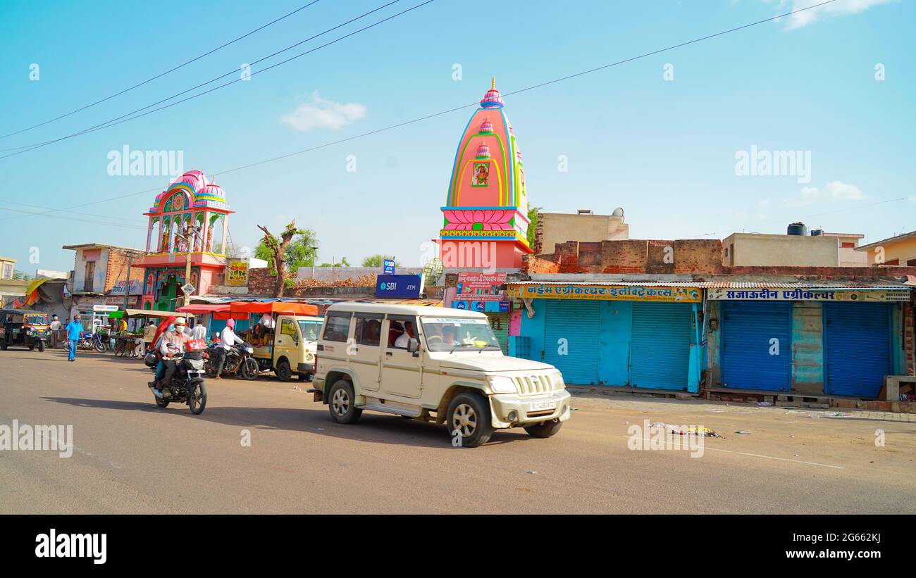 15 juin 2021- Reengus, Sikar, Inde. Accent sélectif sur le dôme orthodoxe du temple de couleur rose au bord de la route. Temple gros plan tourné avec Banque D'Images