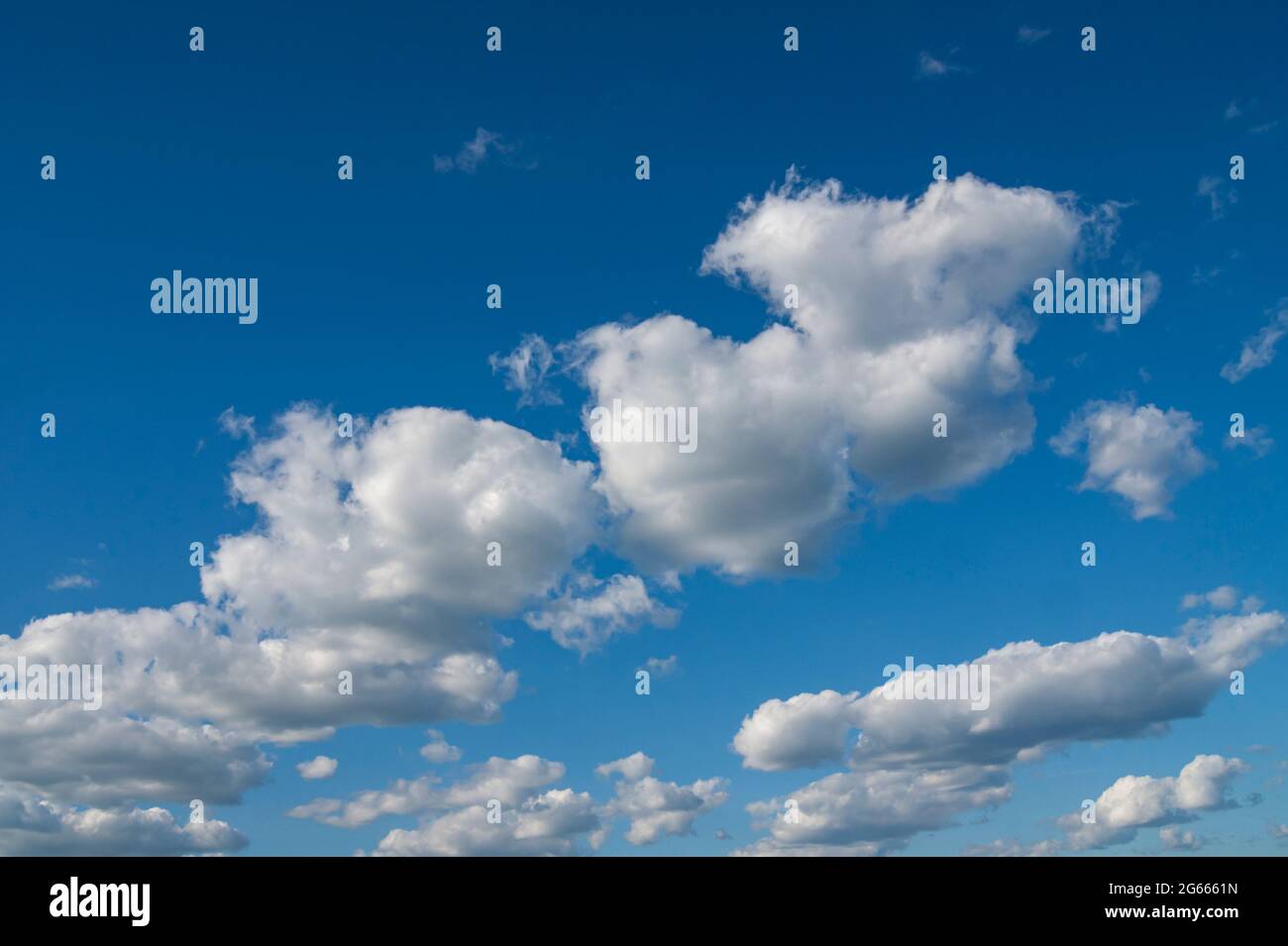 Ciel bleu avec beaucoup de nuages épais. Fond ciel. Temps nuageux. Banque D'Images