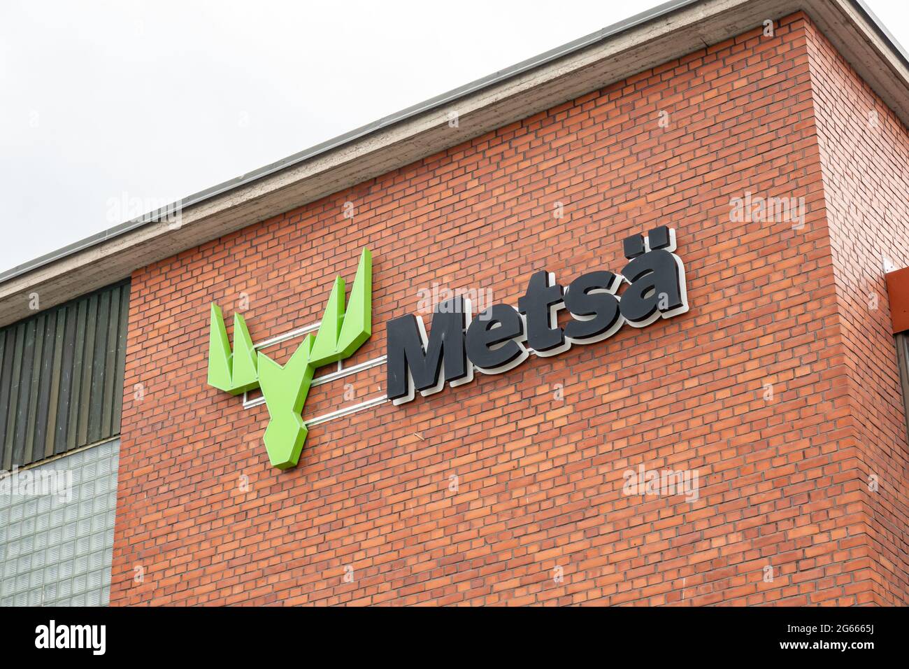 Logo du groupe Metsä sur le mur de l'usine Metsä Tissue Mänttä à Mänttä-Vilpula, en Finlande Banque D'Images