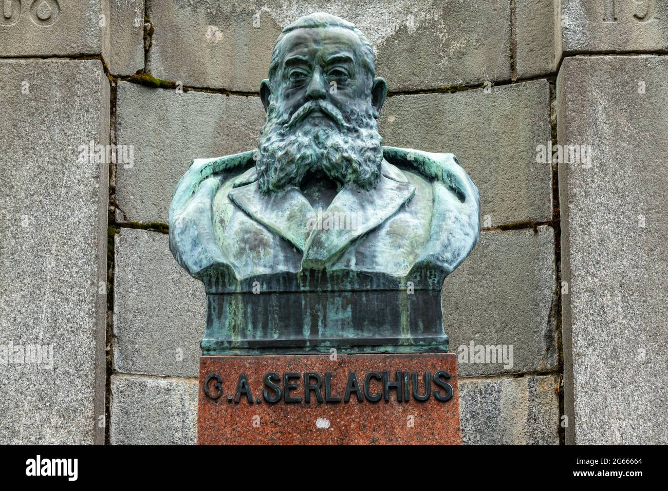 Buste de Gustaf Adolf Serlachius par le sculpteur Emil Wiksröm (1921) à Mänttä-Vilpula, Finlande Banque D'Images