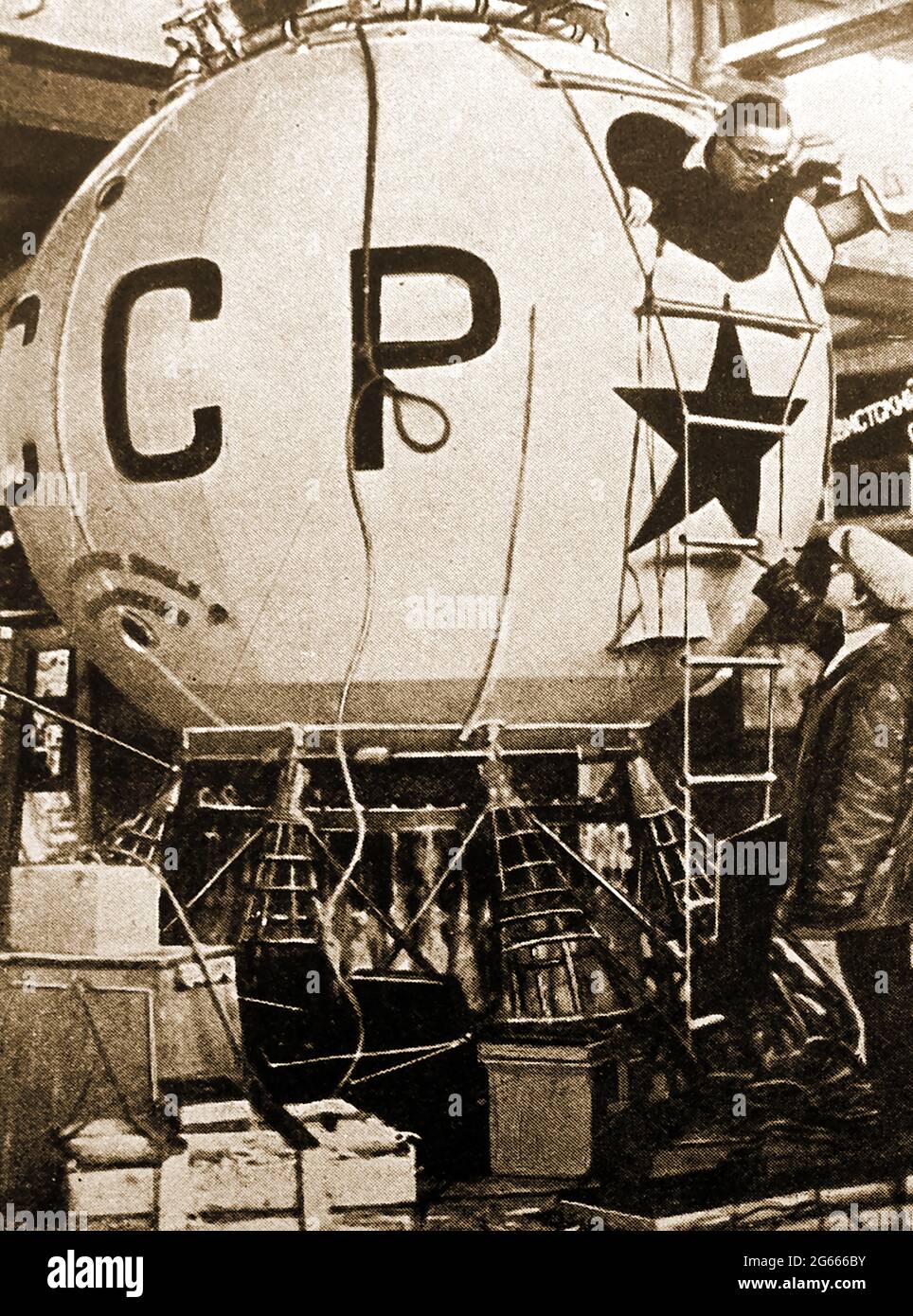 CCP 1 / URSS 1 1934 . Une ancienne photo de la presse du ballon stratosphérique russe record (habitacle) qui s'est monté à 11.5 miles établissant un record pour un ballon rempli d'hydrogène. Son commandant était Georgy Prokofiev (1902-1939). L'équipage était composé de Prokofiev, Konstantin Godounov et du copilote Ernst Birnbaum. Le ballon de haute altitude de l'armée de l'air soviétique avec une équipe de trois personnes a effectué des études scientifiques de la stratosphère terrestre. Un autre, Osoaviakhim-1, plus tard s'est écrasé sur la descente, tuant trois personnes. Banque D'Images