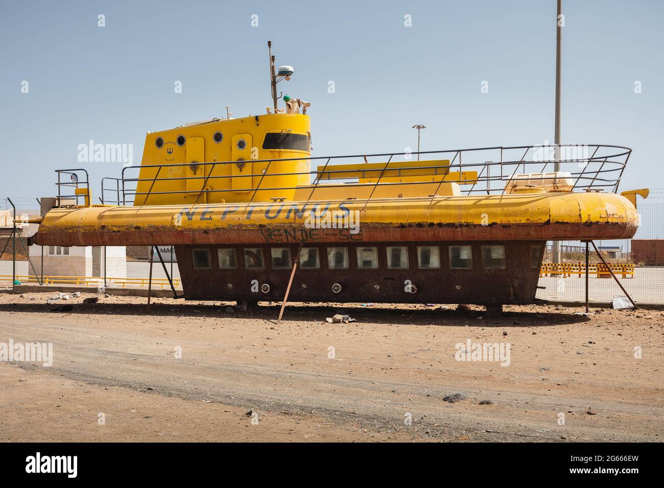 Bateau semi-submersible à vendre, repéré sur l'île de Sal, au Cap-Vert Banque D'Images