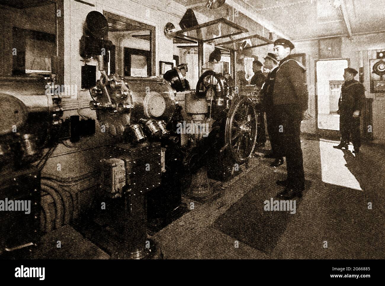 Une vieille photo de la presse des années 1930 montrant la zone de navigation sur le pont du paquebot français 'PARIS' avant qu'elle ne prenne feu (pour la 2e fois) , et chaviré au Havre le 18 avril 1939. L'épave remined in situ jusqu'en 1946. Elle a été construite par Penhoët, Saint Nazaire, France. Prévu en 1913 mais pas lancé avant 1916 et pas lancé avant 1921 et était le plus grand paquebot naviguant sous le pavillon français, à 34,569 tonnes Banque D'Images