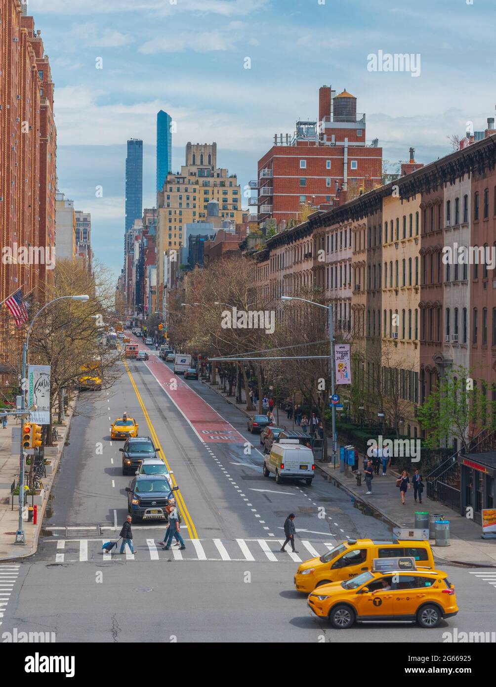 New York City -- le 12 avril 2017 -- UNE scène de rue New York City à la 23e rue et à la 10e avenue le jour du printemps. Éditorial et illustratif. Éditorial Banque D'Images
