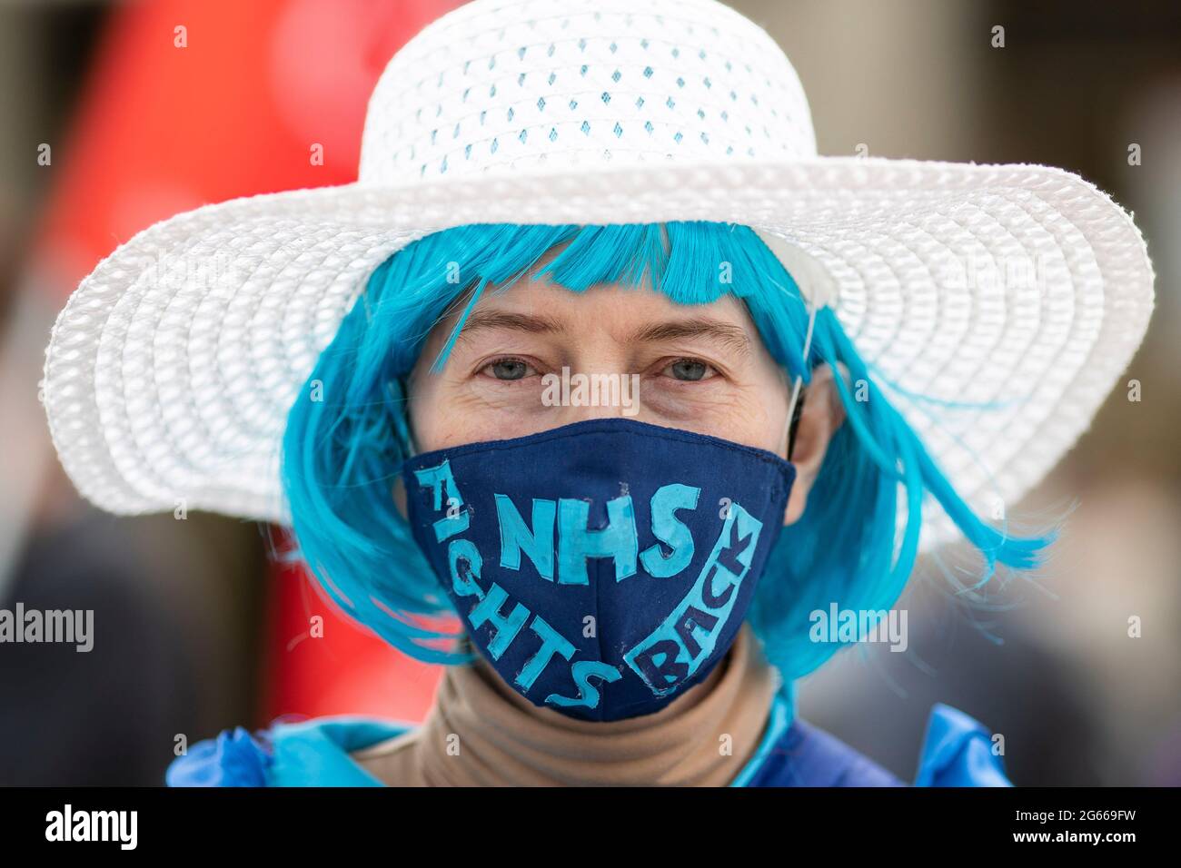 Cardiff, pays de Galles, Royaume-Uni. 3 juillet 2021. Un manifestant porte un masque disant « le NHS reverse » lors d'une manifestation pour un salaire équitable des employés du NHS en dehors de la gare centrale de Cardiff, l'une des nombreuses manifestations coordonnées autour du Royaume-Uni appelant à une amélioration des salaires. Crédit : Mark Hawkins/Alay Live News Banque D'Images