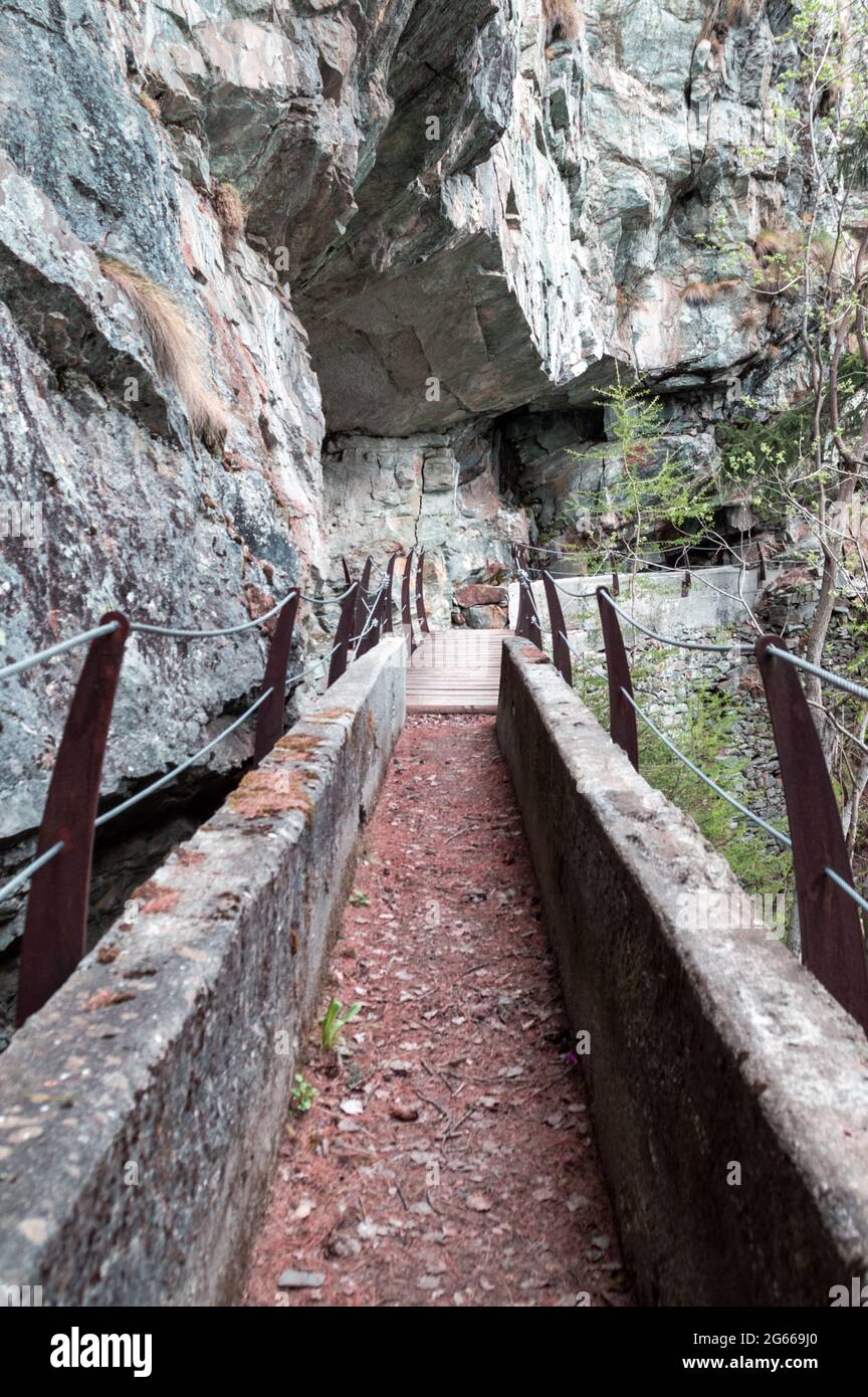 Chemin externe alternative à la galerie de l'une des 14 galeries sur le chemin de trekking entre Brusson et le Col de Joux à Val d'Ayas, Aoste, Italie. Banque D'Images