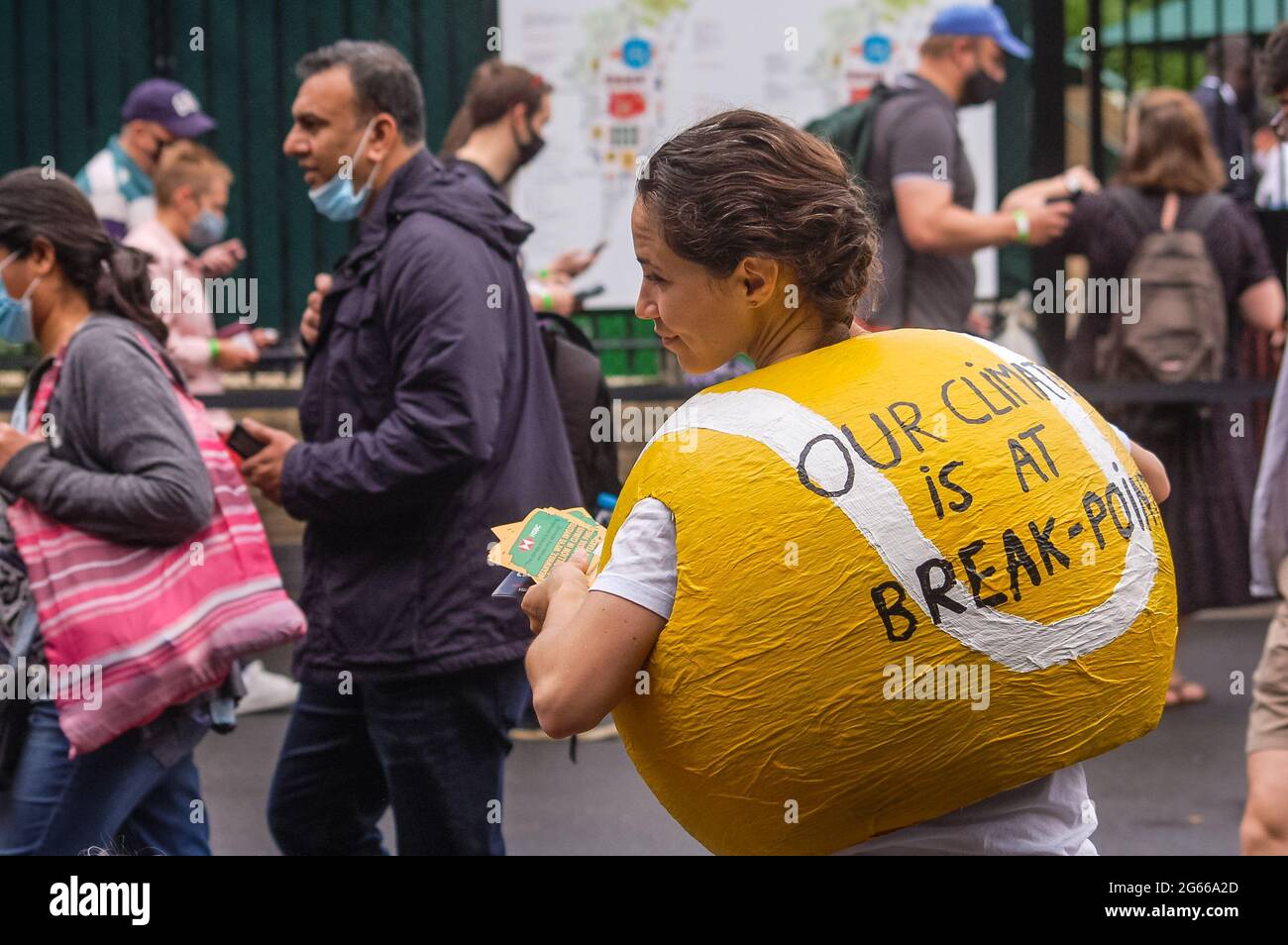 Wimbledon, Londres, Angleterre. 3 juillet 2021. Fossil Free London, Money Rebellion et extinction Rebellion protestant contre HSBC lors des championnats de tennis de Wimbledon. Crédit : Jessica Girvan/Alay Live News Banque D'Images