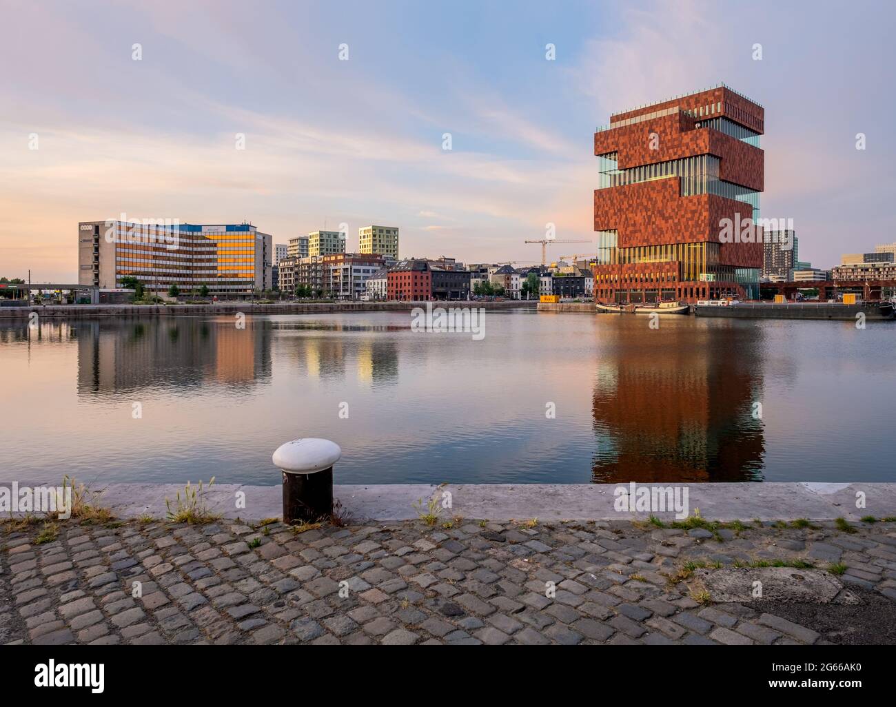 Anvers, Belgique – 3 juin 2020 : le musée MAS phare se reflète sur le quai de Bonaparte, dans la partie nord de la ville d'Anvers. Vieux bollard en métal Banque D'Images