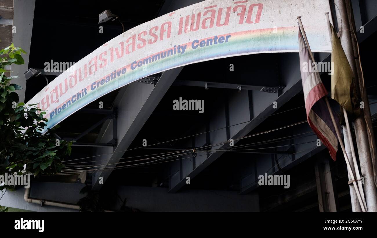 Arc-en-ciel sous le pont drapeau thaïlandais sous l'autoroute zone commerçante attraction touristique Buckskin Joe Village Bangkok Thaïlande Banque D'Images
