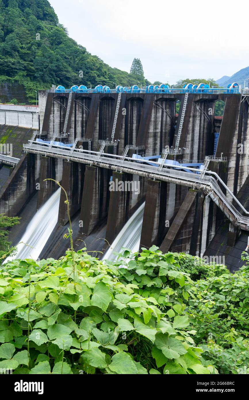 Paysage de décharge du barrage de Shiroyama à Kanagawa, Japon. Banque D'Images