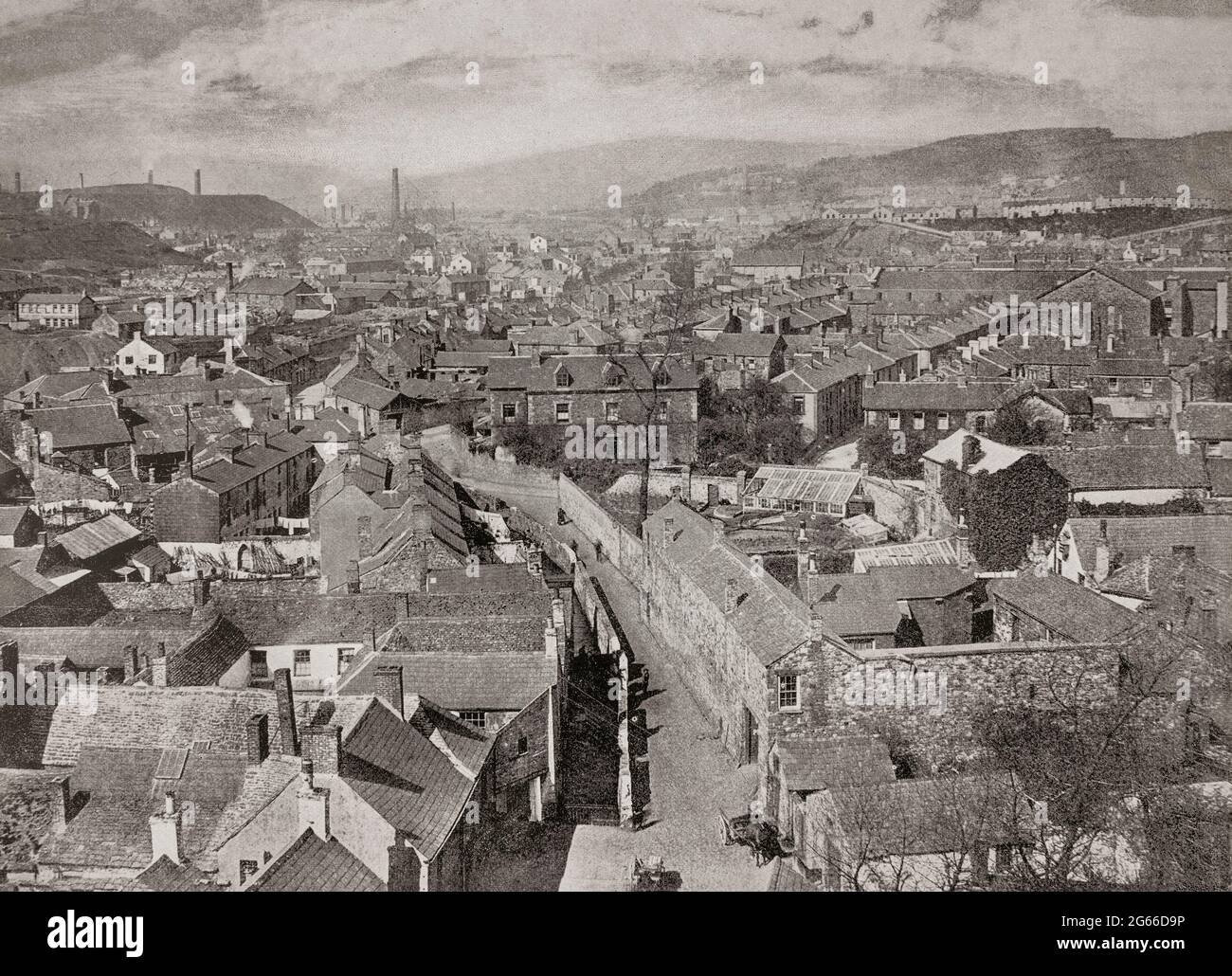 Vue aérienne de la fin du XIXe siècle sur Merthyr Tydfil dans le Glamourganshire, au sud du pays de Galles. Proche des réserves de minerai de fer, de charbon, de calcaire, de bois et d'eau, c'était un site idéal pour les ironniers et à la suite de la révolution industrielle, la demande de fer a conduit à l'expansion rapide des opérations de fer de Merthyr abritant quatre des plus grandes ironniers du monde: Dowlais Ironworks, Plymouth Ironworks, Cyfarthfa Ironworks et Penydarren. Banque D'Images