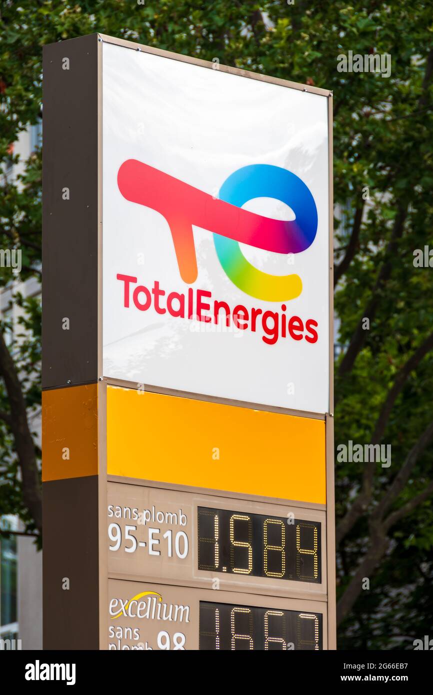 Logo sur le signe d'une station-service TotalEnergies, nouveau nom de la compagnie pétrolière française Total Banque D'Images