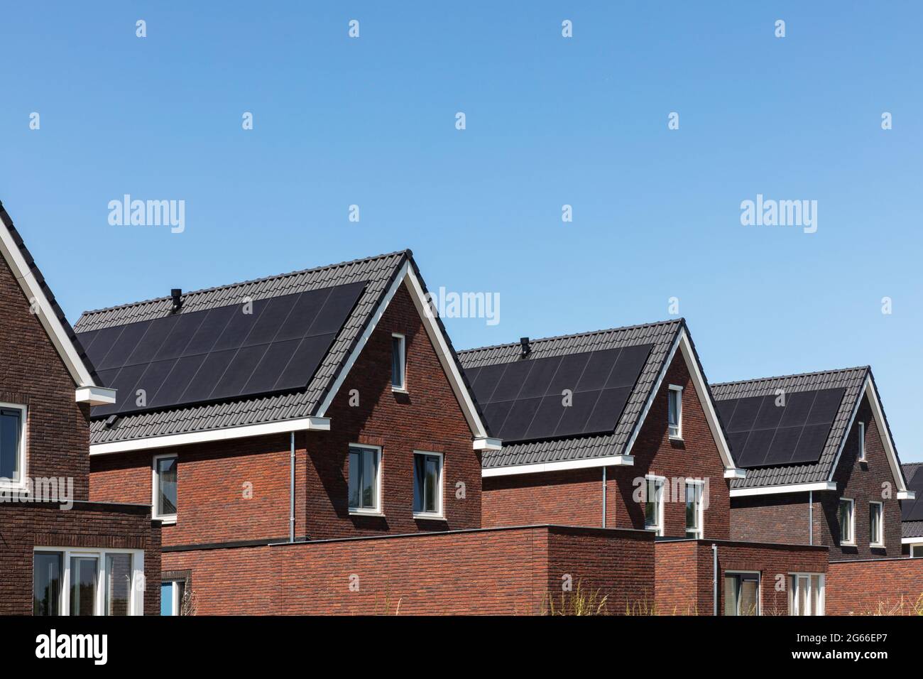 Panneaux solaires sur le toit de nouvelles maisons construites aux pays-Bas collectant l'énergie verte du soleil d'une manière moderne et durable Banque D'Images