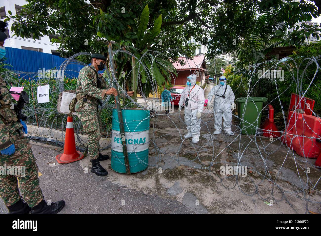 Kuala Lumpur, Malaisie. 3 juillet 2021. Des soldats et des travailleurs médicaux en costume de protection sont vus dans une zone résidentielle en vertu de l'ordonnance de contrôle des mouvements renforcée (EMCO) en raison de l'épidémie de COVID-19, à Kuala Lumpur, en Malaisie, le 3 juillet 2021. La Malaisie a signalé 6,658 nouvelles infections à COVID-19, portant le total national à 772,607, a déclaré le Ministère de la Santé samedi. Credit: Chong Voon Chung/Xinhua/Alay Live News Banque D'Images