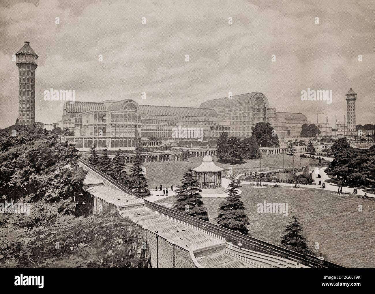Vue de la fin du XIXe siècle sur le Crystal Palace, une structure en fonte et en verre, construite à l'origine à Hyde Park, Londres, pour abriter la grande exposition de 1851 et présenter des exemples de technologies développées dans la révolution industrielle. Conçu par Joseph Paxton, le bâtiment de la Grande exposition a été plus tard démantelé et reconstruit sur la colline de Sydenham en 1852, mais détruit par un incendie le soir du 30 novembre 1936. Banque D'Images