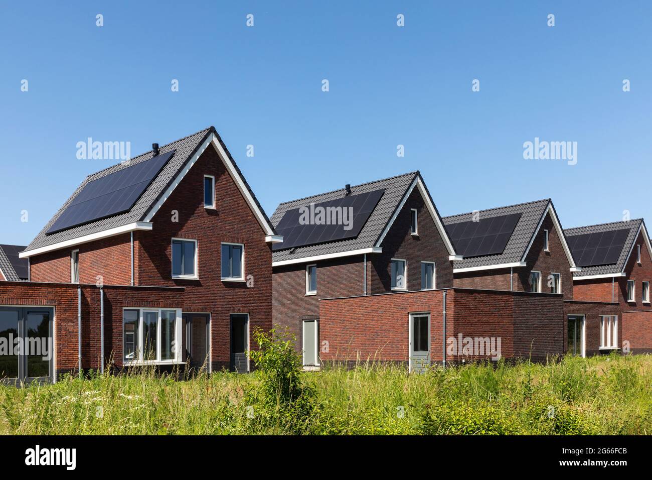 Panneaux solaires sur le toit de nouvelles maisons construites aux pays-Bas collectant l'énergie verte du soleil d'une manière moderne et durable. Nouvelle technologie o Banque D'Images