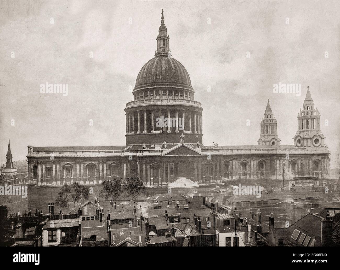 Vue de la fin du XIXe siècle sur le dôme de la cathédrale Saint-Paul, datant de la fin du XVIIe siècle, conçu dans le style baroque anglais par Sir Christopher Wren. Sa construction, achevée au cours de la vie de Wren, faisait partie d'un important programme de reconstruction de la ville après le Grand incendie de Londres. La cathédrale anglicane se trouve sur Ludgate Hill, au point culminant de la ville de Londres, en Angleterre. Banque D'Images