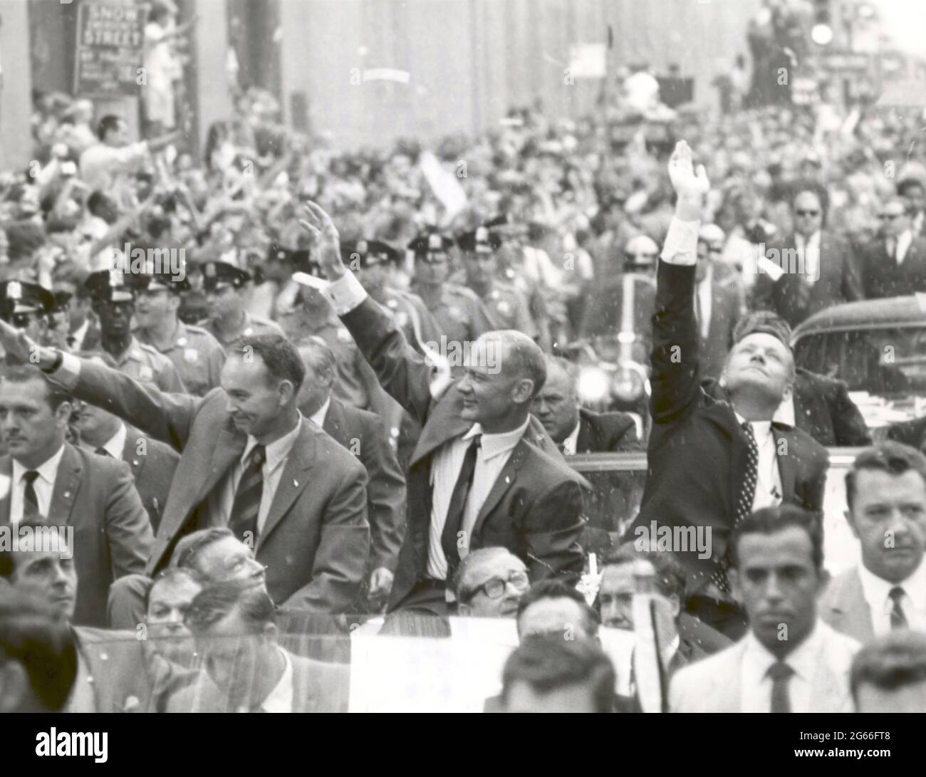 La ville de New York accueille les astronautes Apollo 11 (le 13 août 1969) la ville de New York accueille les trois astronautes Apollo 11, Neil A. Armstrong, Michael Collins et Buzz Aldrin, Jr., Dans une exposition de ruban de ticker sur Broadway et Park Avenue, dans un défilé appelé à l'époque comme le plus grand dans l'histoire de la ville. Banque D'Images