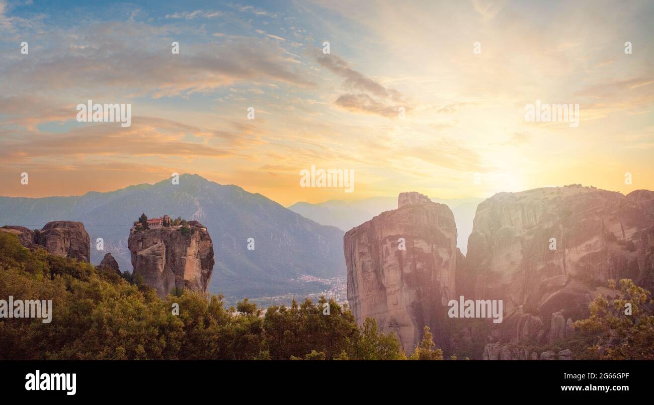 Vue sur le monastère et les rochers de Meteora, Grèce Banque D'Images