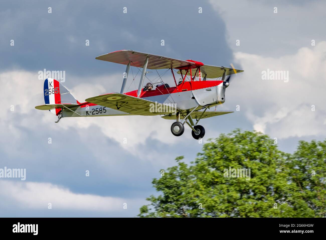 1931 DH82A Tiger Moth (K2585) en vol au Shuttleworth Flying Festival of Britain Airshow le 6 juin 2021 Banque D'Images