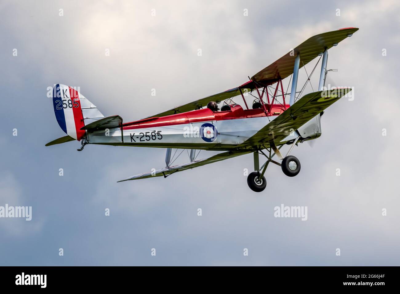 1931 DH82A Tiger Moth (K2585) en vol au Shuttleworth Flying Festival of Britain Airshow le 6 juin 2021 Banque D'Images