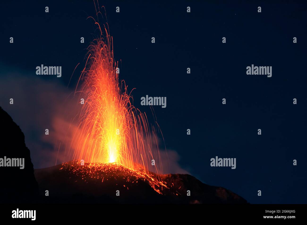 Éruption du Stromboli la nuit Banque D'Images