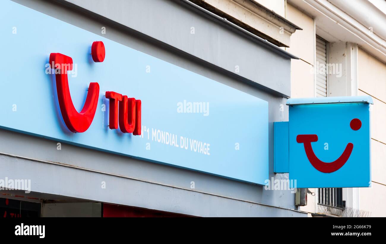 Signature d'une agence TUI. TUI Group est une société multinationale allemande de premier plan dans le domaine du voyage et du tourisme Banque D'Images