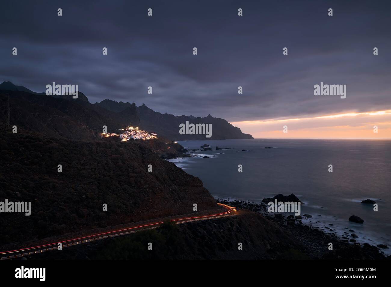 Falaises sur la côte nord de Ténérife au coucher du soleil de moody. Village dans les montagnes d'Anaga, Tenerife, Iles Canaries, Espagne. Banque D'Images