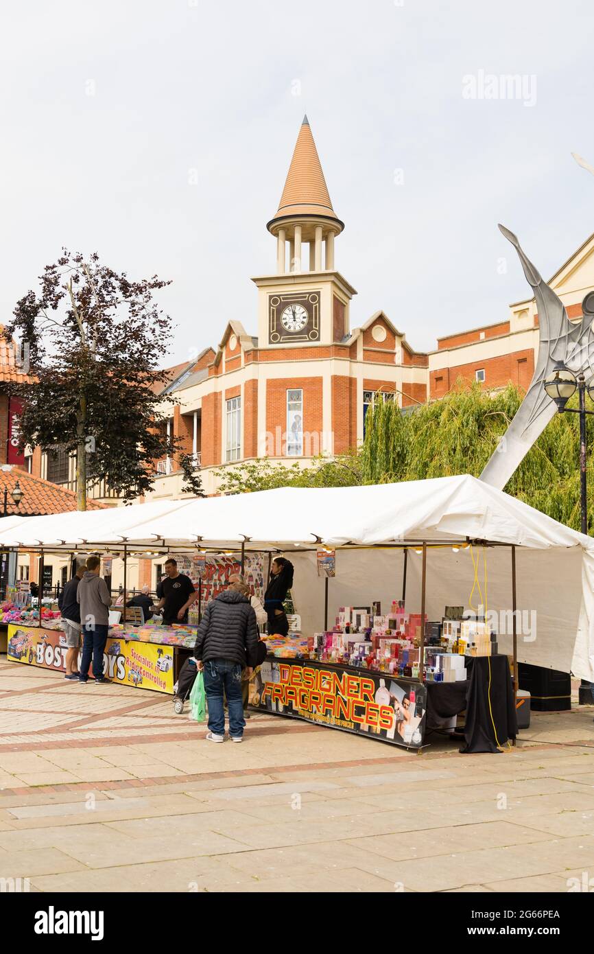 Place du marché City Square, où les acheteurs parcourent les étals. Lincoln, Lincolnshire, Angleterre Banque D'Images