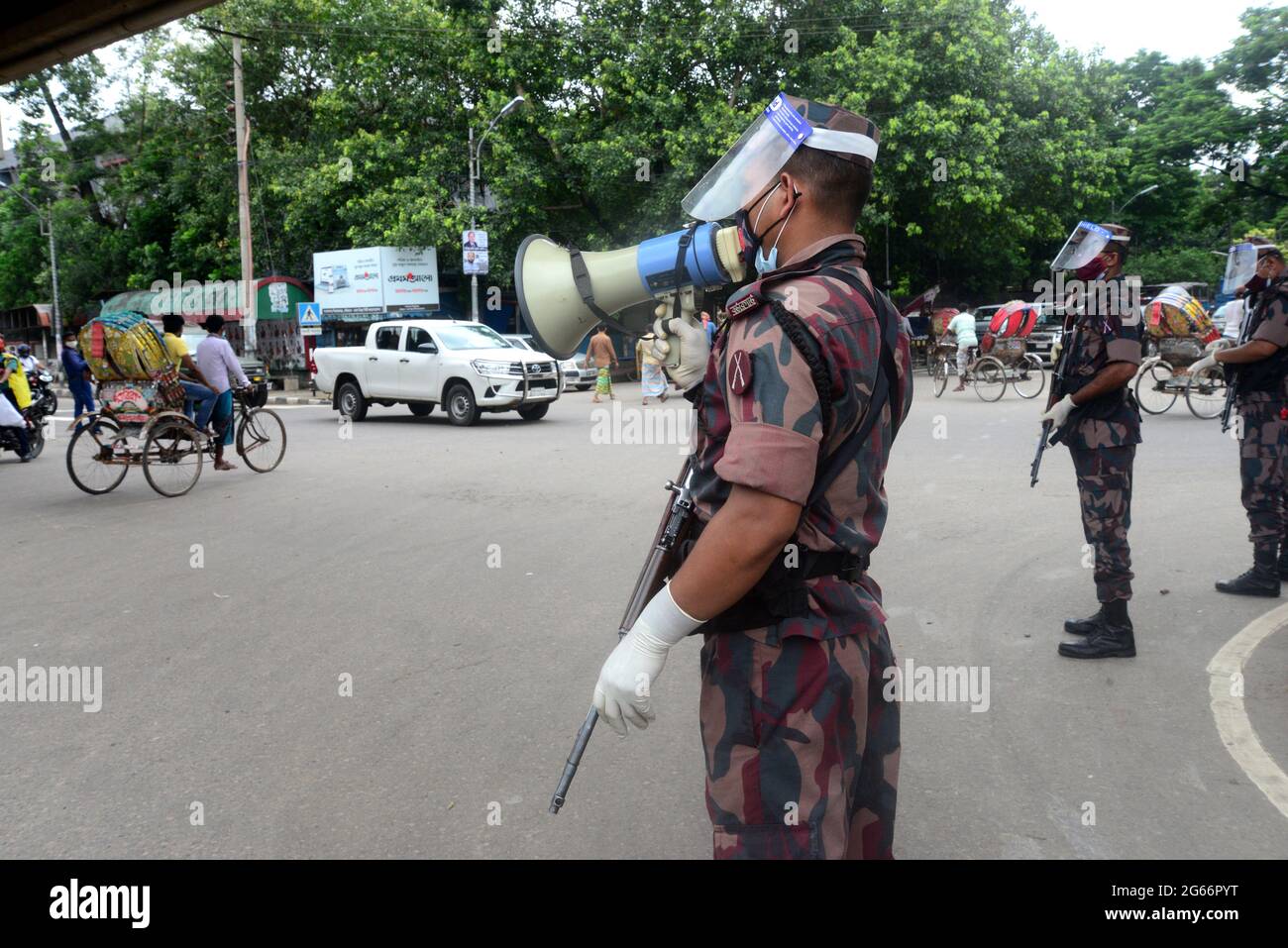 Le personnel des gardes-frontières du Bangladesh patrouille dans la rue à un point de contrôle lors du confinement rigoureux du coronavirus Covid-19 à Dhaka, au Bangladesh, le 3 juillet 2021. Les autorités bangladaises ont imposé le confinement à l'échelle nationale pendant une semaine, en raison de l'augmentation des infections à coronavirus et des décès liés au coronavirus dans le pays. Banque D'Images