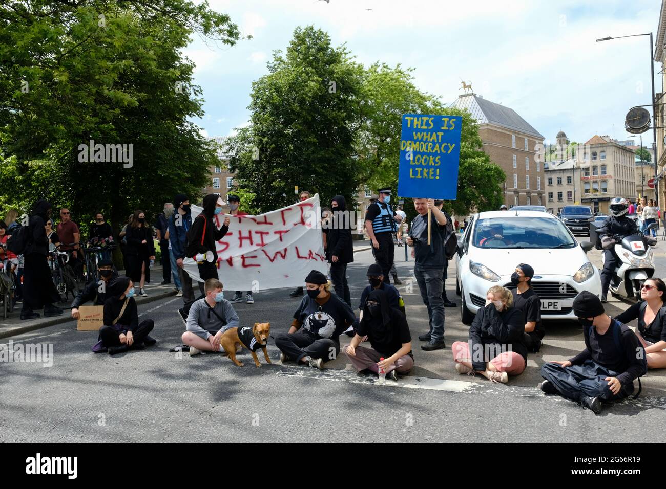 College Green, Bristol, Royaume-Uni. 3 juillet 2021. Les gens bloquent Park Street pour protester contre les changements de droit de protestation des gouvernements. Ce sera la dernière manifestation à Bristol dans une longue série de manifestations contre la police, le crime, la peine et le projet de loi sur les tribunaux. Le projet de loi a fait l'objet d'une autre lecture à la Chambre des communes la semaine prochaine, d'où la 14e manifestation. Crédit : JMF News/Alay Live News Banque D'Images College Green, Bristol, Royaume-Uni. 3 juillet 2021. Les gens bloquent Park Street pour protester contre les changements de droit de protestation des gouvernements. Ce sera la dernière manifestation à Bristol dans une longue série de manifestations contre la police, le crime, la peine et le projet de loi sur les tribunaux. Le projet de loi a fait l'objet d'une autre lecture à la Chambre des communes la semaine prochaine, d'où la 14e manifestation. Crédit : JMF News/Alay Live News Banque D'Images