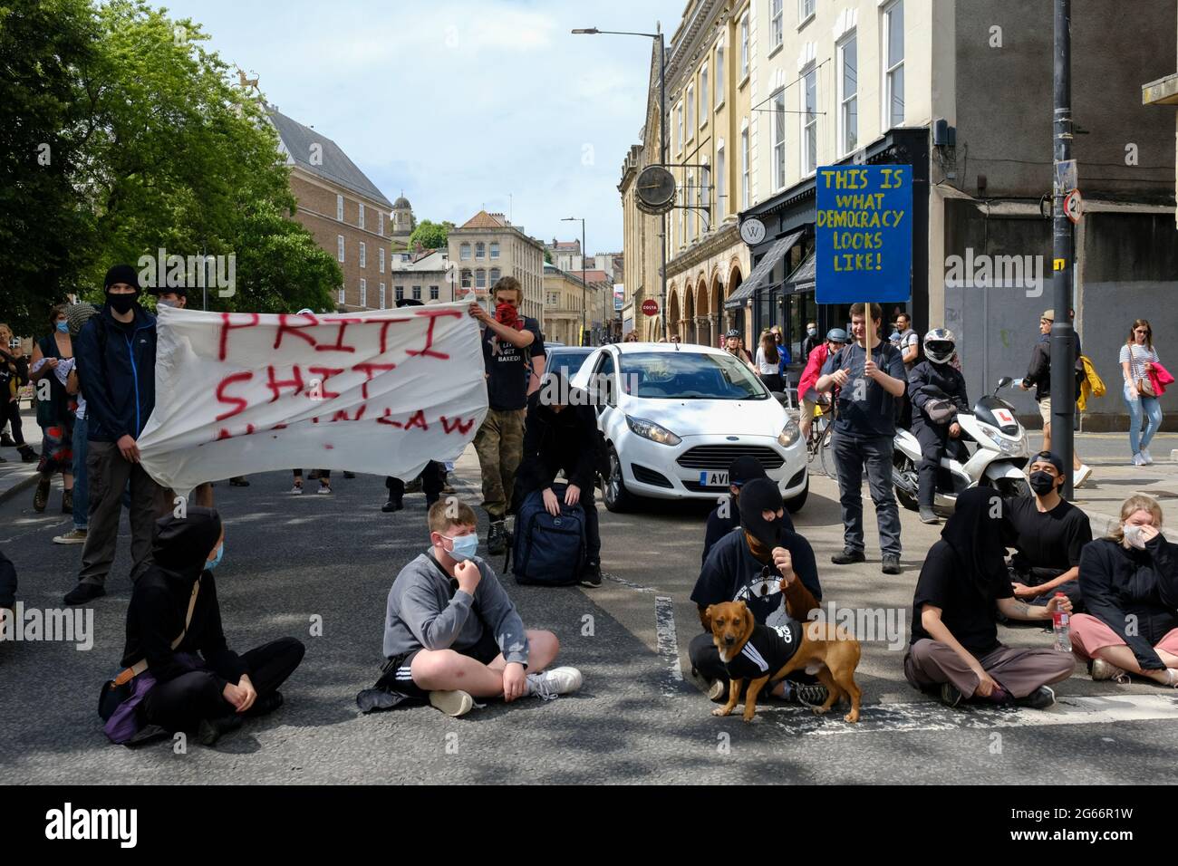 College Green, Bristol, Royaume-Uni. 3 juillet 2021. Les gens bloquent Park Street pour protester contre les changements de droit de protestation des gouvernements. Ce sera la dernière manifestation à Bristol dans une longue série de manifestations contre la police, le crime, la peine et le projet de loi sur les tribunaux. Le projet de loi a fait l'objet d'une autre lecture à la Chambre des communes la semaine prochaine, d'où la 14e manifestation. Crédit : JMF News/Alay Live News Banque D'Images College Green, Bristol, Royaume-Uni. 3 juillet 2021. Les gens bloquent Park Street pour protester contre les changements de droit de protestation des gouvernements. Ce sera la dernière manifestation à Bristol dans une longue série de manifestations contre la police, le crime, la peine et le projet de loi sur les tribunaux. Le projet de loi a fait l'objet d'une autre lecture à la Chambre des communes la semaine prochaine, d'où la 14e manifestation. Crédit : JMF News/Alay Live News Banque D'Images