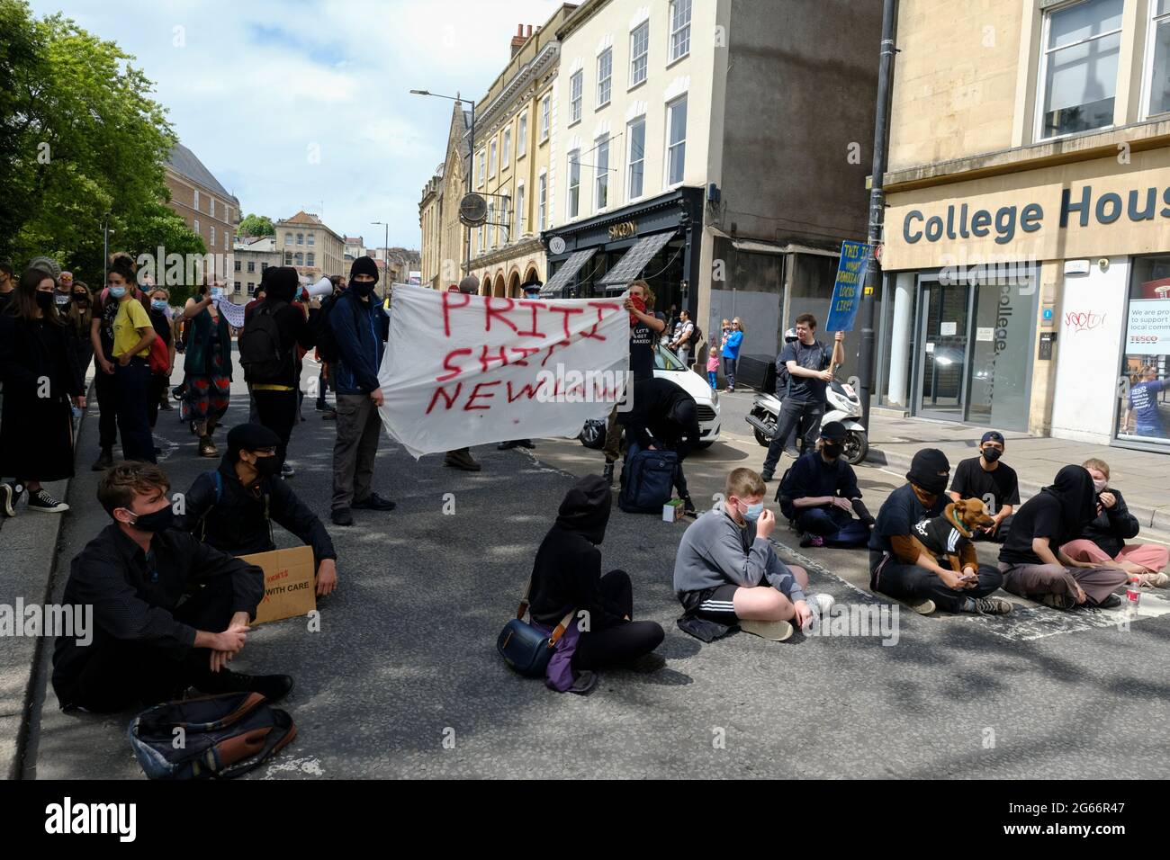 College Green, Bristol, Royaume-Uni. 3 juillet 2021. Les gens bloquent Park Street pour protester contre les changements de droit de protestation des gouvernements. Ce sera la dernière manifestation à Bristol dans une longue série de manifestations contre la police, le crime, la peine et le projet de loi sur les tribunaux. Le projet de loi a fait l'objet d'une autre lecture à la Chambre des communes la semaine prochaine, d'où la 14e manifestation. Crédit : JMF News/Alay Live News Banque D'Images College Green, Bristol, Royaume-Uni. 3 juillet 2021. Les gens bloquent Park Street pour protester contre les changements de droit de protestation des gouvernements. Ce sera la dernière manifestation à Bristol dans une longue série de manifestations contre la police, le crime, la peine et le projet de loi sur les tribunaux. Le projet de loi a fait l'objet d'une autre lecture à la Chambre des communes la semaine prochaine, d'où la 14e manifestation. Crédit : JMF News/Alay Live News Banque D'Images